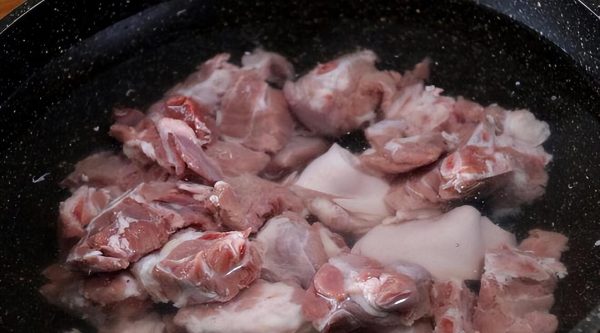 羊肉汤的熬制方法三点没有膻味（羊肉汤加什么不膻）