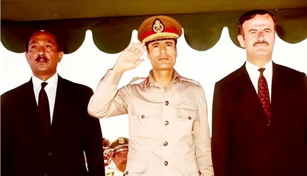 卡扎菲死前：躲下水道被揪出，对打了他两巴掌的士兵说了两句话