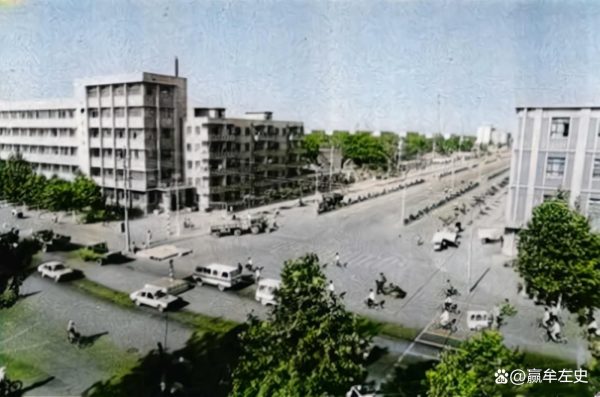 老照片：80年代的河南新乡，平原路、百货大楼、饮马口和老汽车站